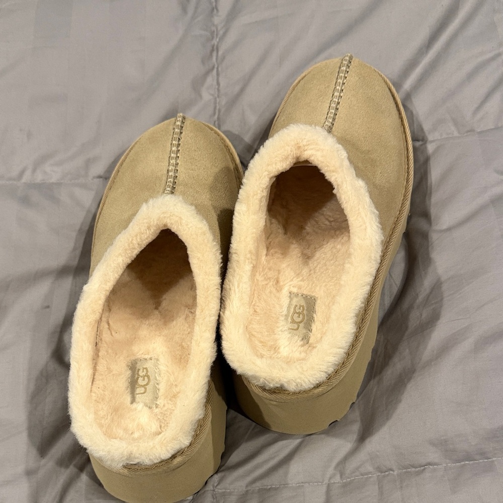 UGG Women's Cozy Cream clogs Sz 7